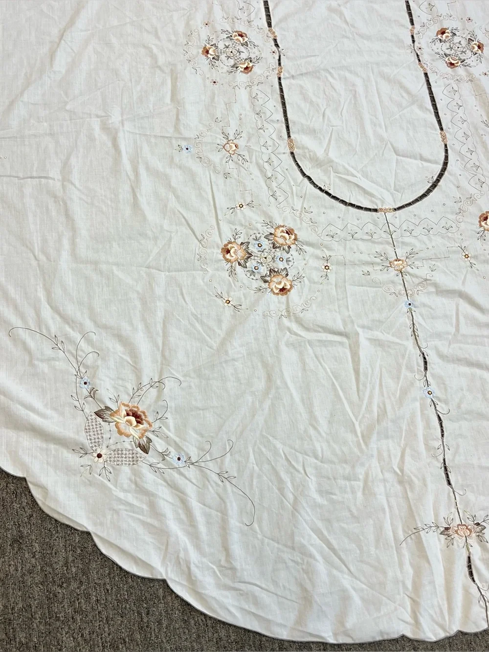 Vintage Oval Tablecloth Floral Hand Embroidered Scalloped Edge White 68”x83.5”